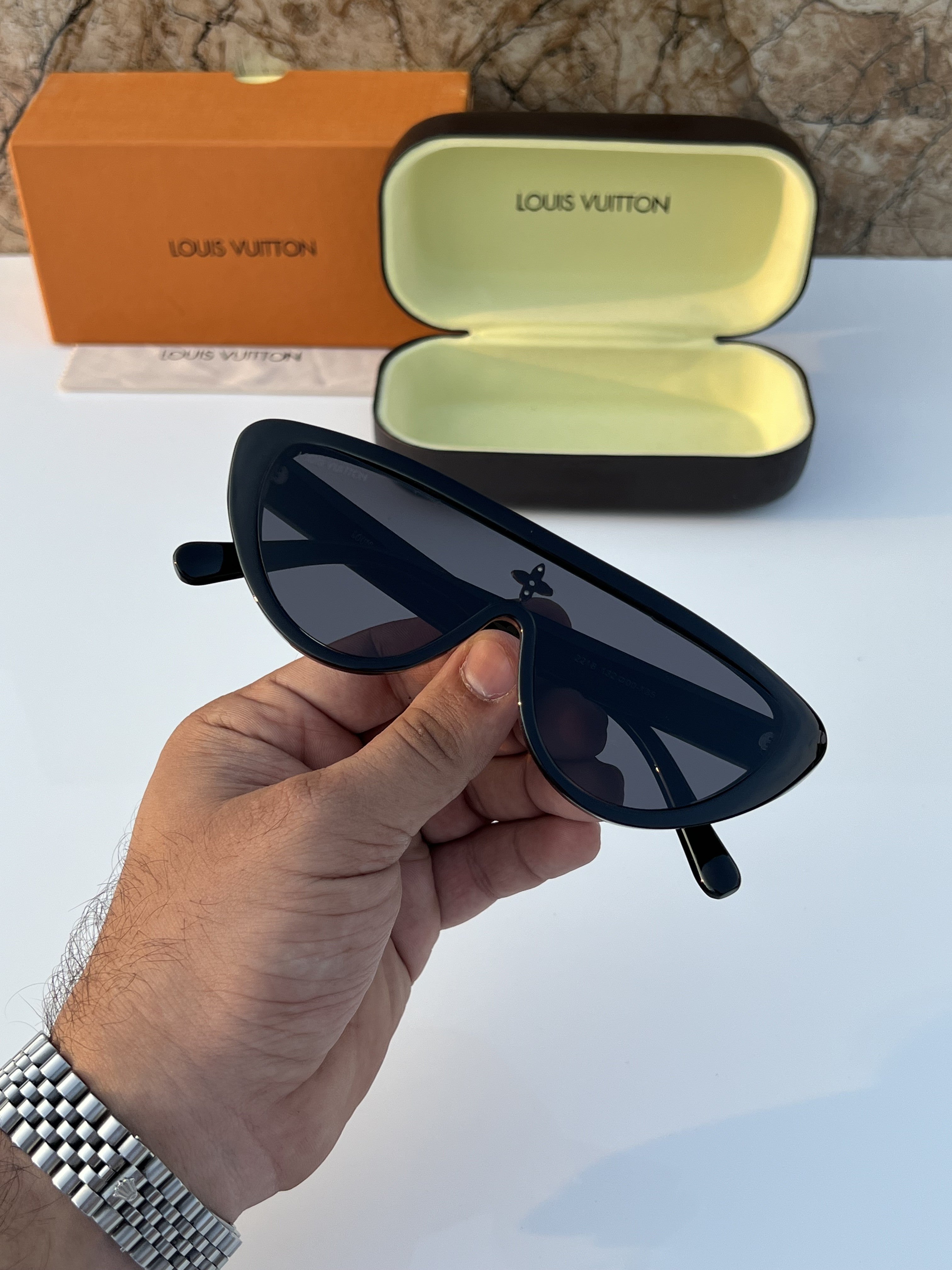 Lou_is_vuitt_on_2218_full_black